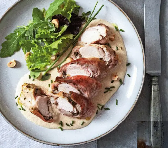 Sella di coniglio porchettata con salsa alle nociole