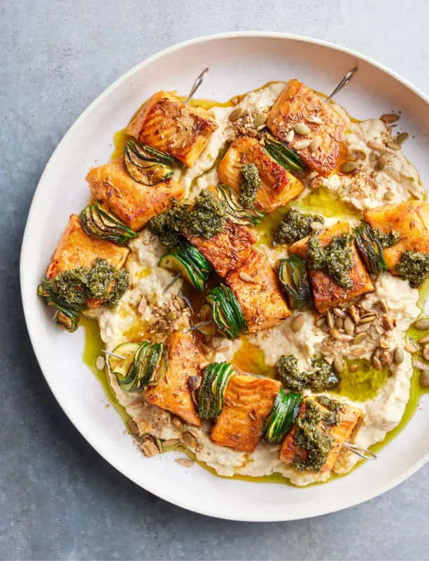 Kořeněné lososové špízy s cuketou a omáčkou chimichurri