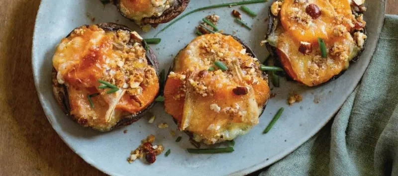 Portobello s batáty, zrajícím sýrem a oříškovou drobenkou