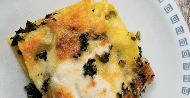 Lasagne s černou kapustou, mozzarelou a klobáskou