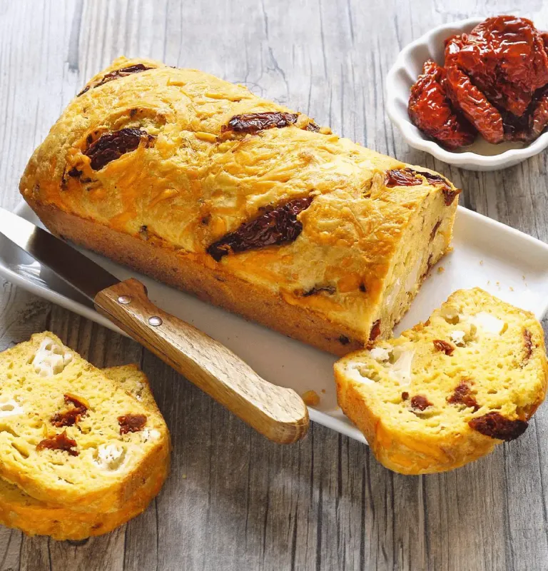 Koláč mimolette se sušenými rajčaty